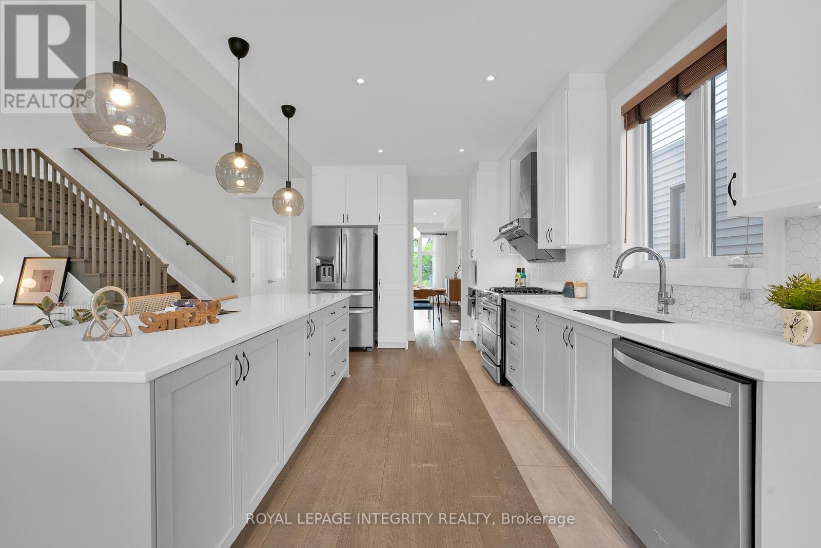 












276 MOUNT NEBO WAY

,
Ottawa,




Ontario
K1X0E1

