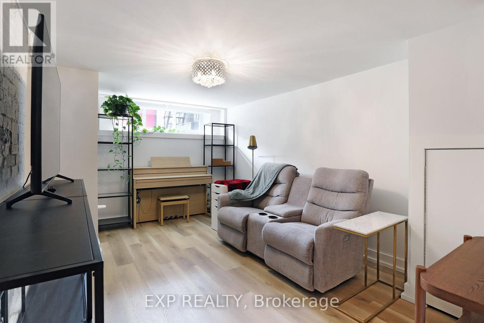 












22 DELAWARE AVENUE

,
Ottawa,




Ontario
K2P0Z3

