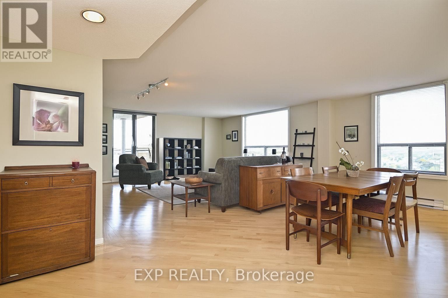 












1510 - 215 PARKDALE AVENUE

,
Ottawa,




Ontario
K1Y4T8

