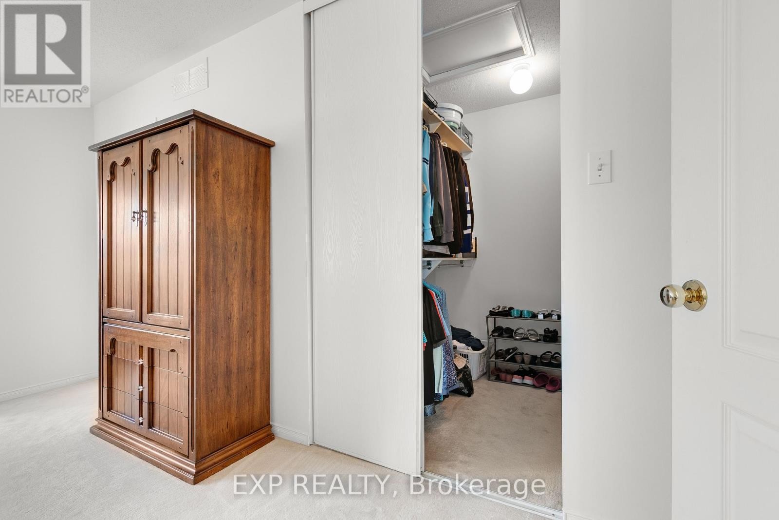 












23 SOUTHPOINTE AVENUE

,
Ottawa,




Ontario
K2J4V4

