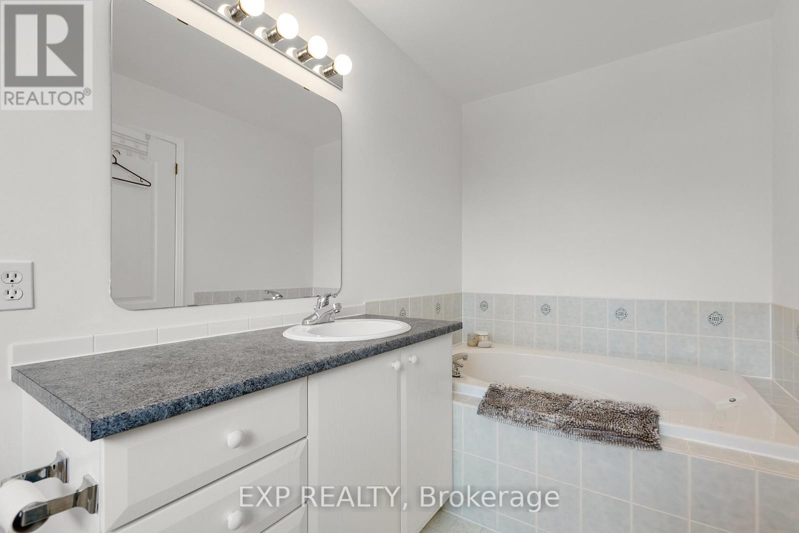 












23 SOUTHPOINTE AVENUE

,
Ottawa,




Ontario
K2J4V4

