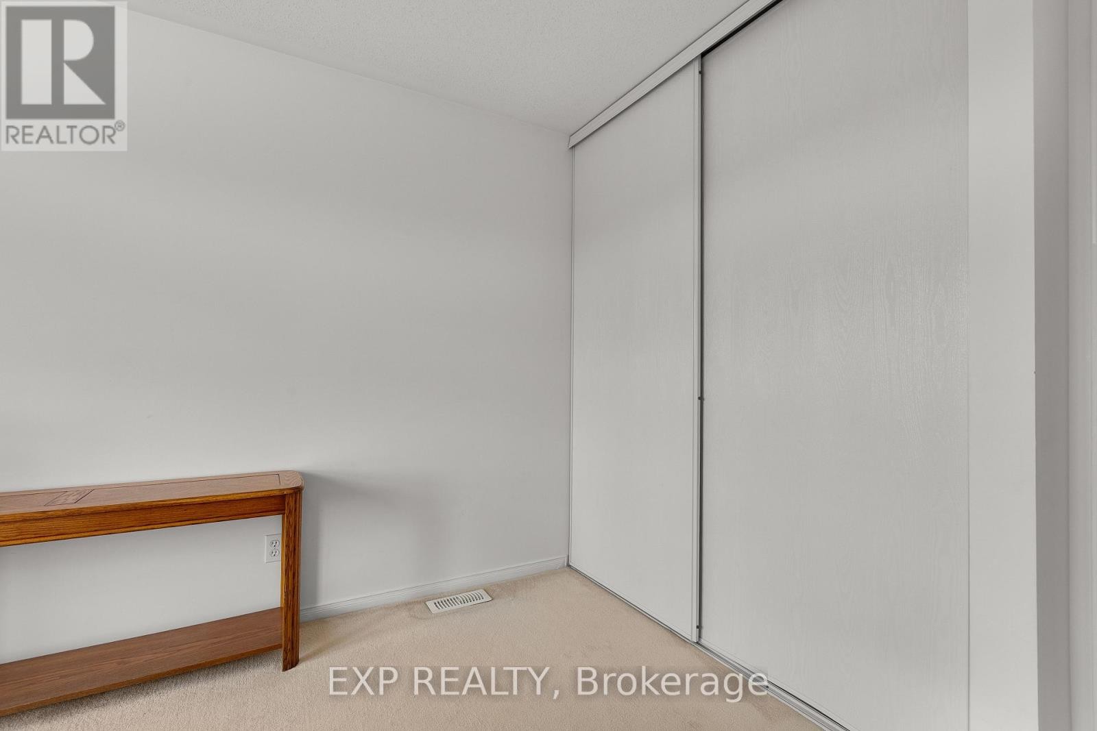 












23 SOUTHPOINTE AVENUE

,
Ottawa,




Ontario
K2J4V4


