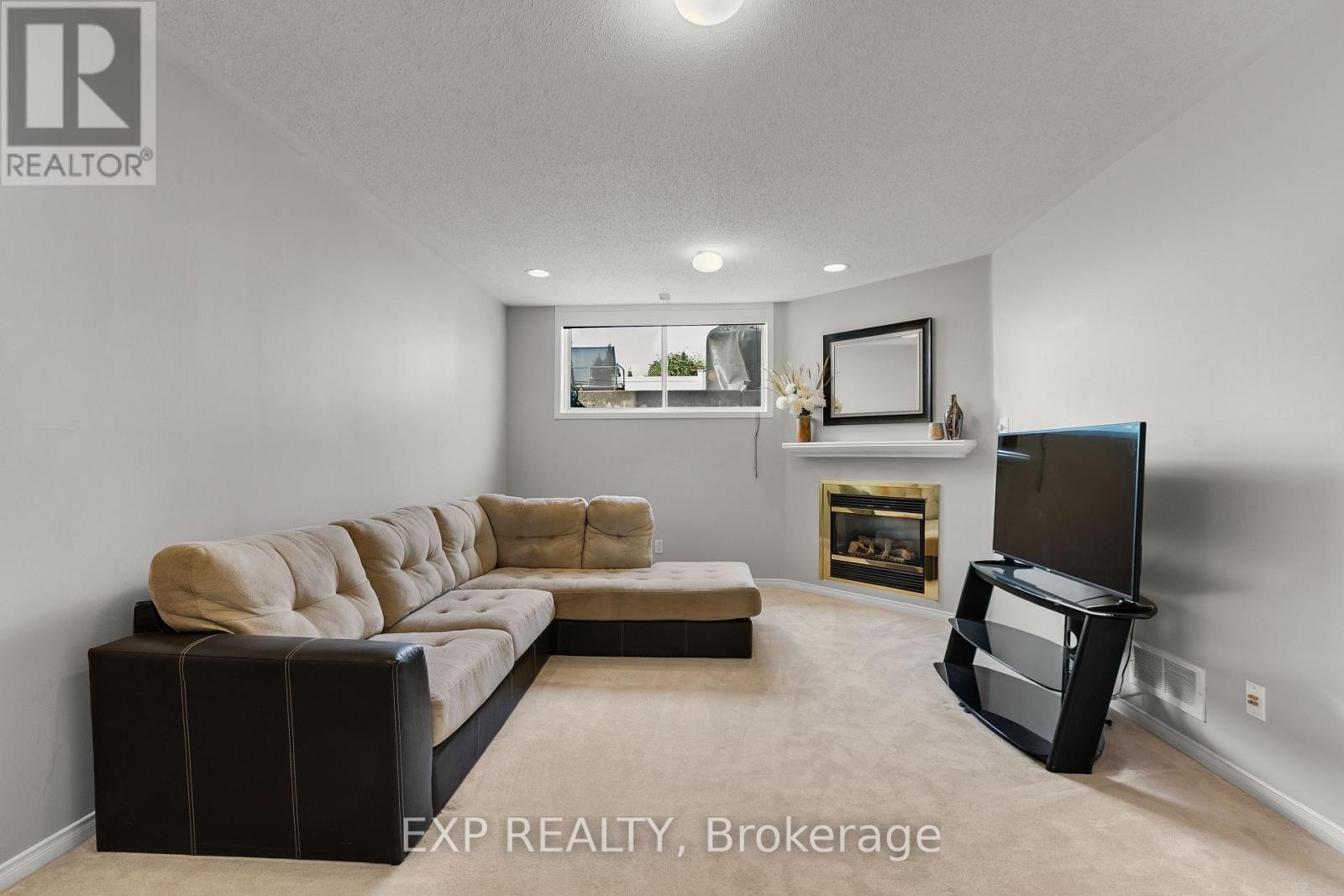 












23 SOUTHPOINTE AVENUE

,
Ottawa,




Ontario
K2J4V4

