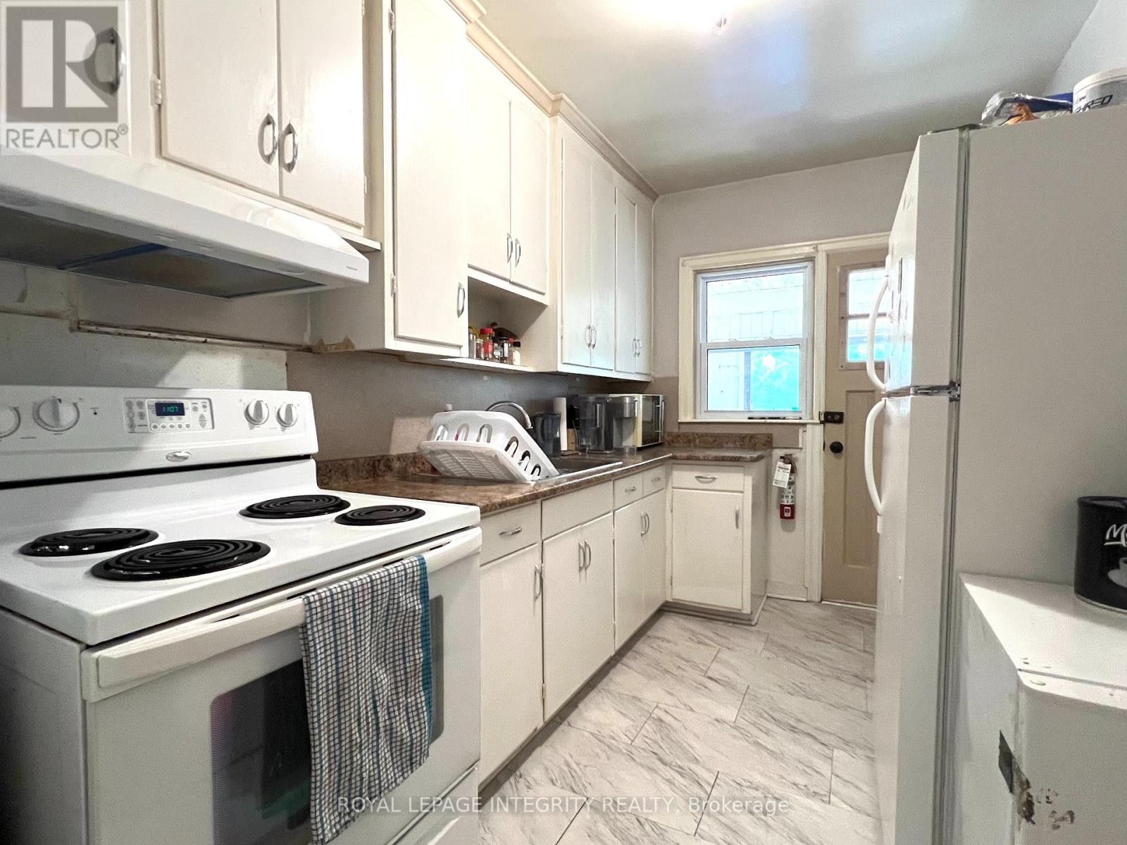 












UNIT 2 - 831 BRONSON AVENUE

,
Ottawa,




Ontario
K1S4G5

