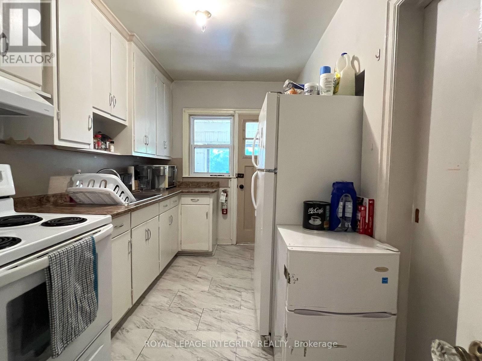 












UNIT 2 - 831 BRONSON AVENUE

,
Ottawa,




Ontario
K1S4G5

