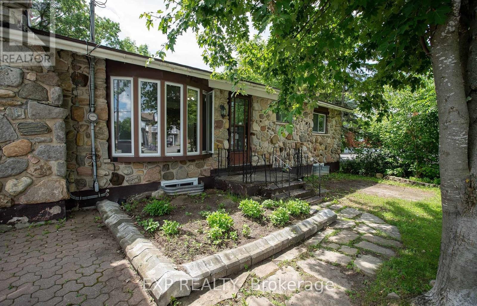












84 KENYON STREET E

,
North Glengarry,




Ontario
K0C1A0

