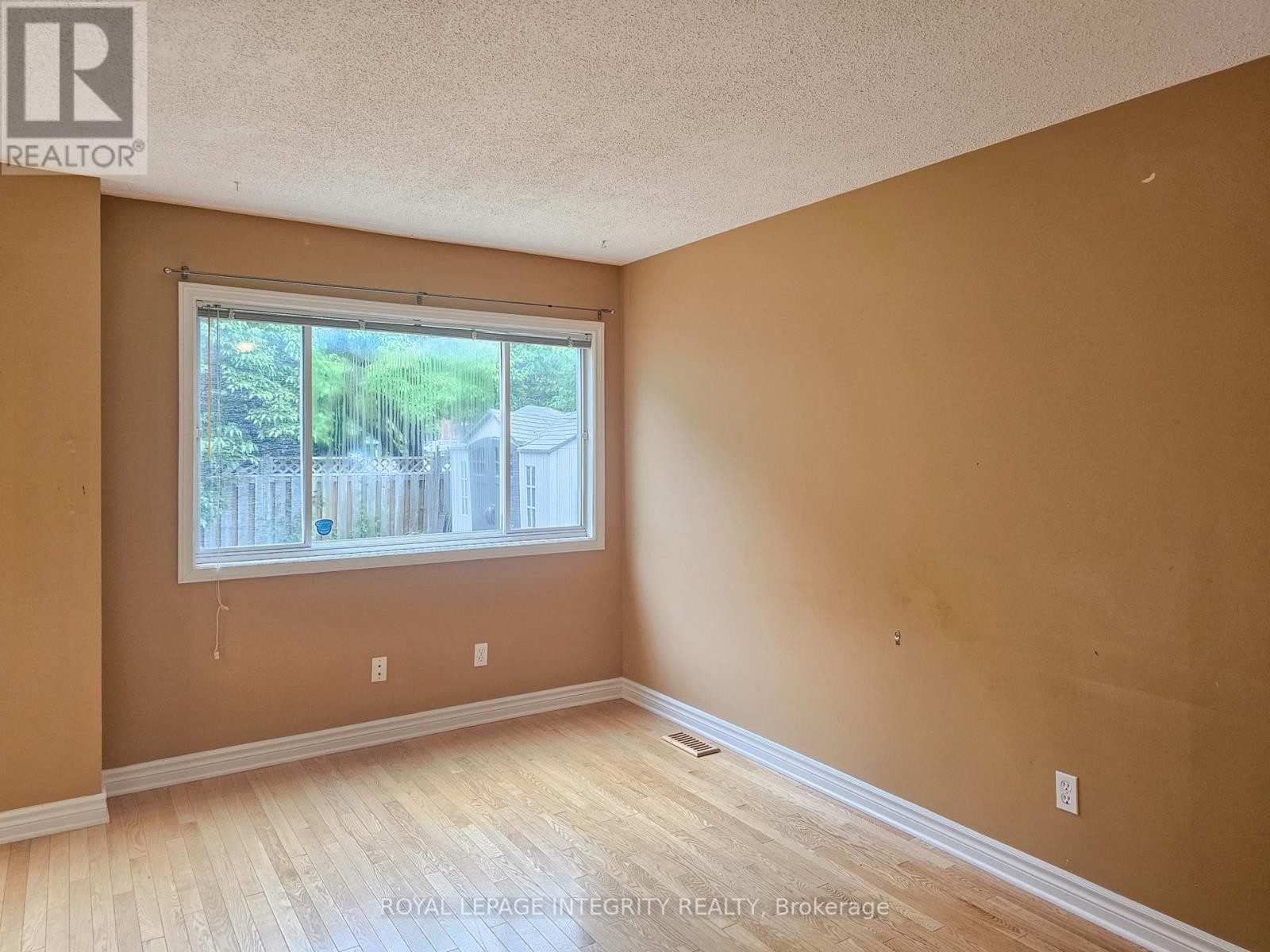 












86 THORNBURY CRESCENT

,
Ottawa,




Ontario
K2G6C3


