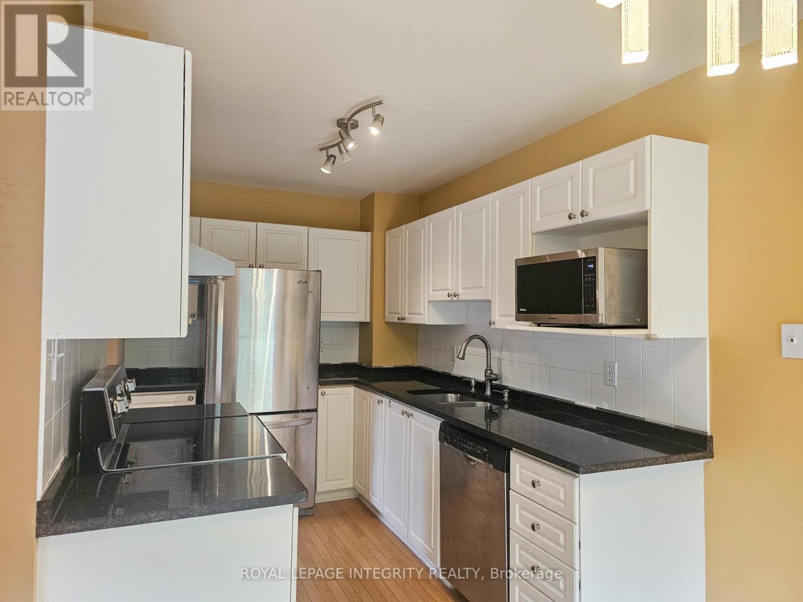 












86 THORNBURY CRESCENT

,
Ottawa,




Ontario
K2G6C3

