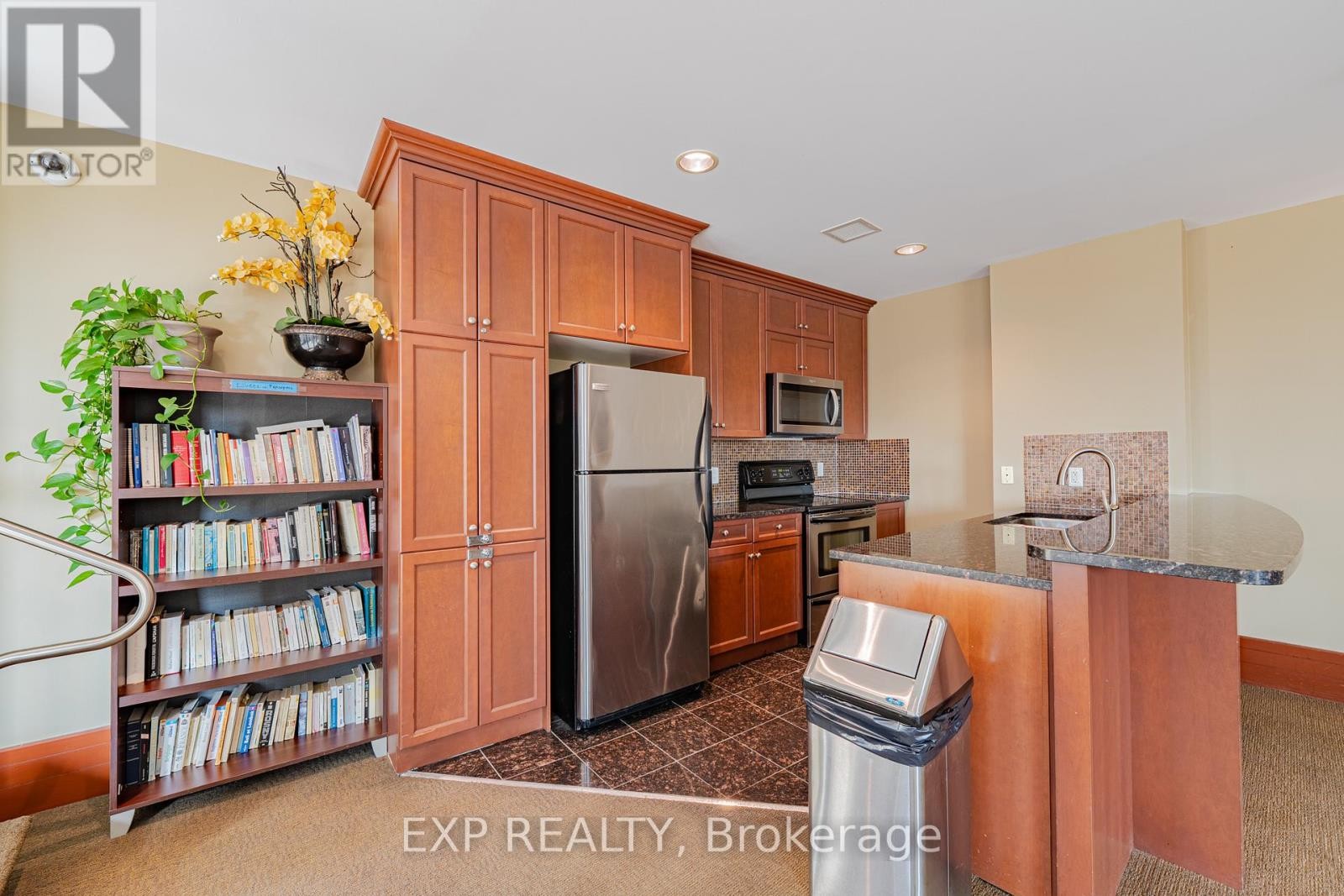 












302 - 200 RIDEAU STREET

,
Ottawa,




Ontario
K1N5Y1

