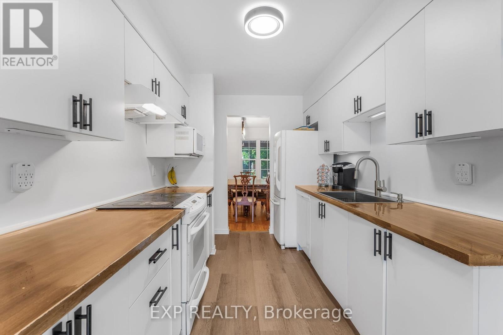 












44 TOBERMORY CRESCENT

,
Ottawa,




Ontario
K2K3M4

