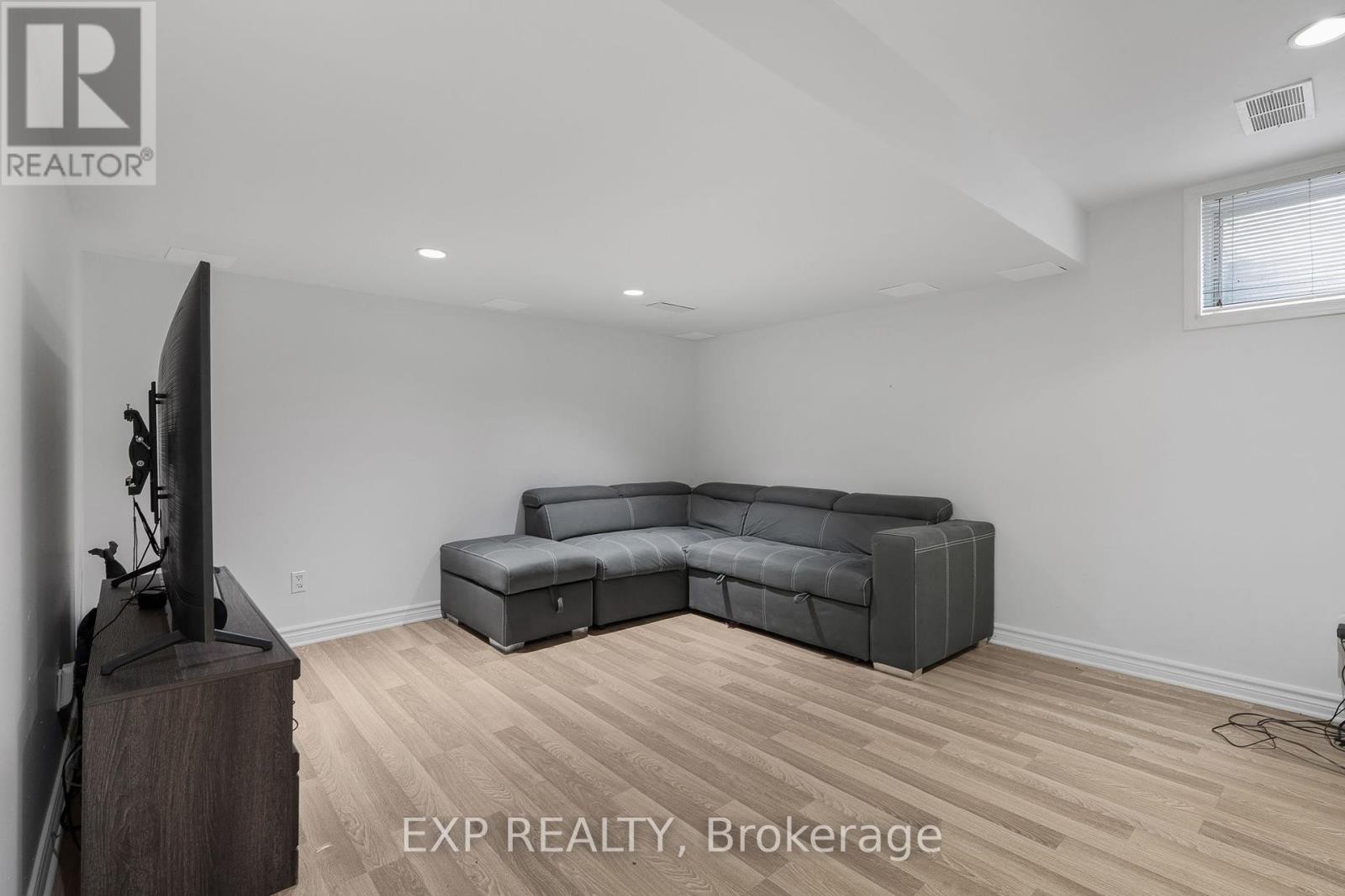 












44 TOBERMORY CRESCENT

,
Ottawa,




Ontario
K2K3M4

