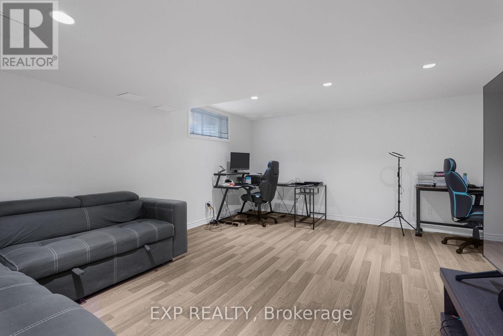 












44 TOBERMORY CRESCENT

,
Ottawa,




Ontario
K2K3M4

