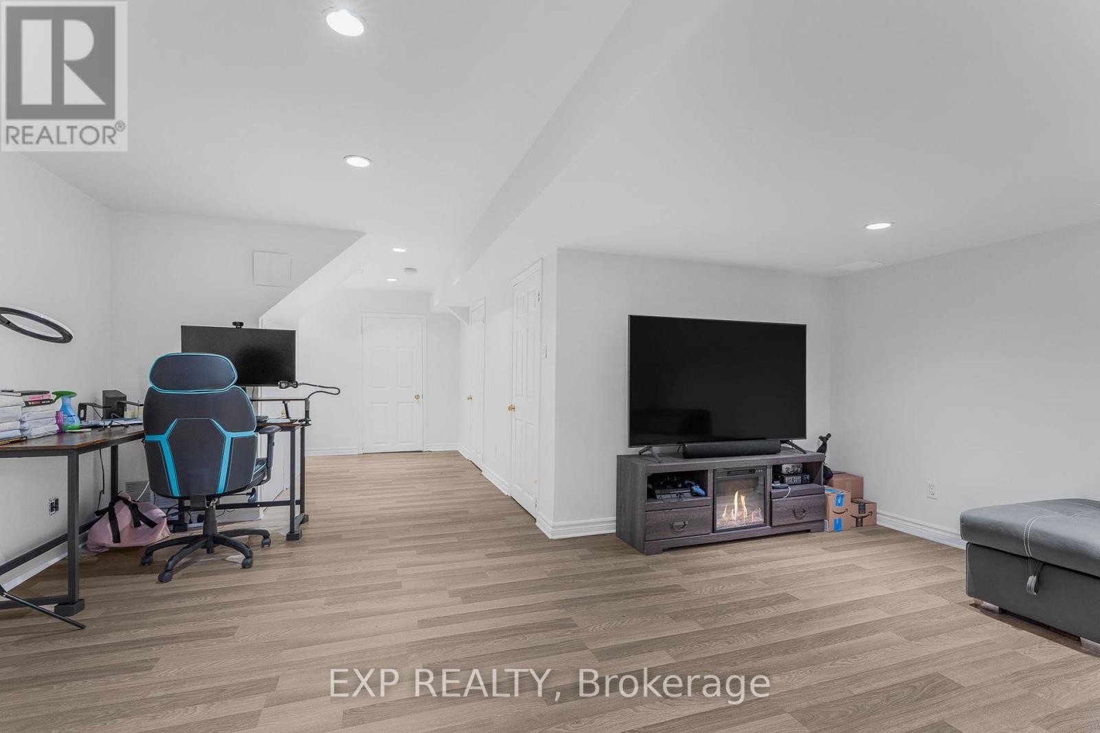 












44 TOBERMORY CRESCENT

,
Ottawa,




Ontario
K2K3M4

