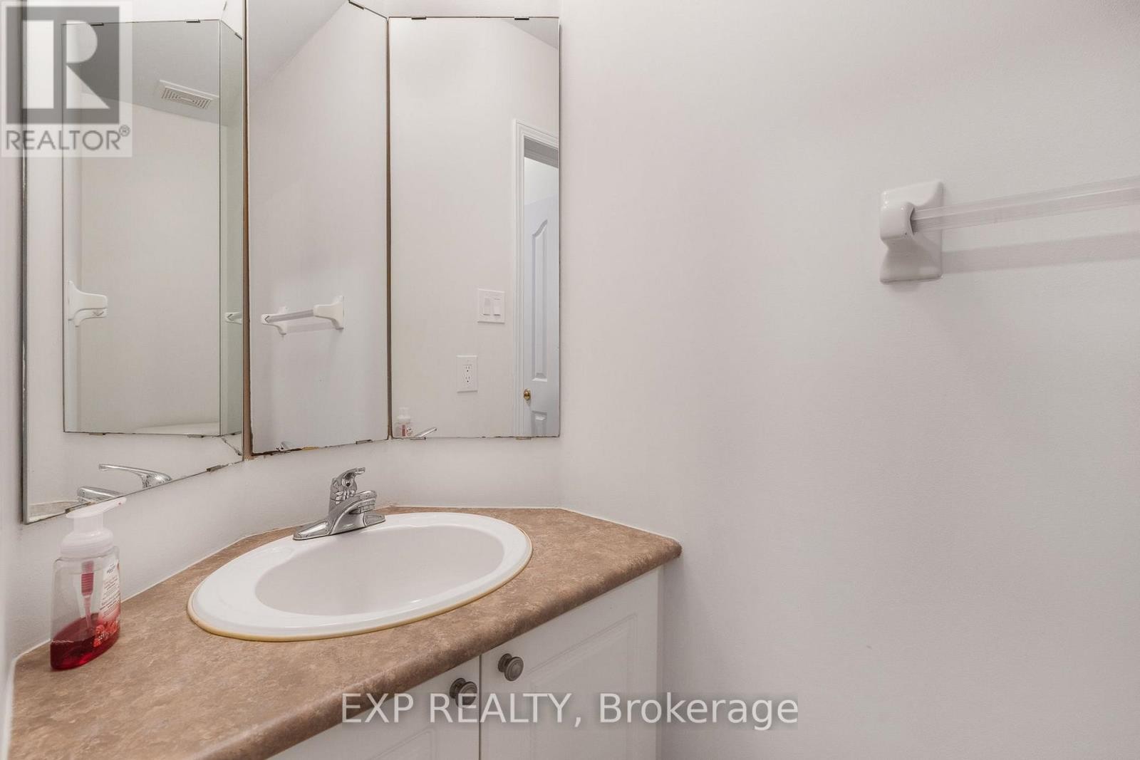 












44 TOBERMORY CRESCENT

,
Ottawa,




Ontario
K2K3M4

