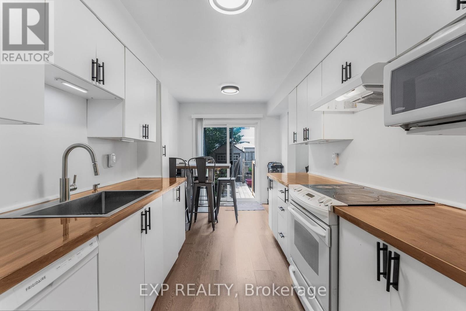 












44 TOBERMORY CRESCENT

,
Ottawa,




Ontario
K2K3M4

