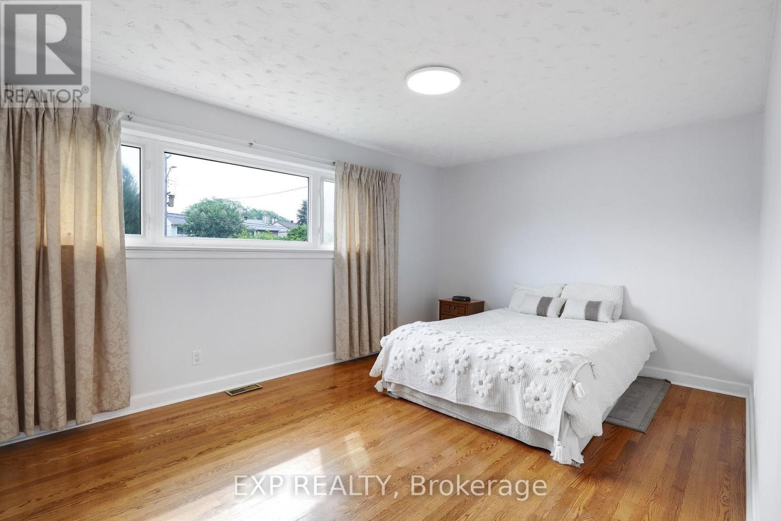 












1382 FISHER AVENUE

,
Ottawa,




Ontario
K2C1X1

