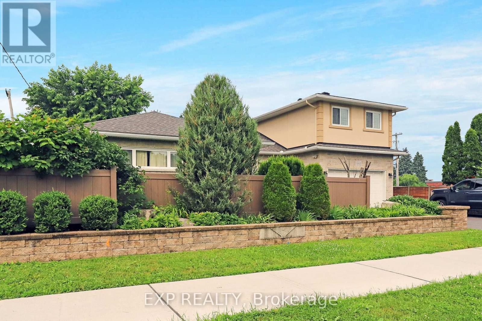 












1382 FISHER AVENUE

,
Ottawa,




Ontario
K2C1X1

