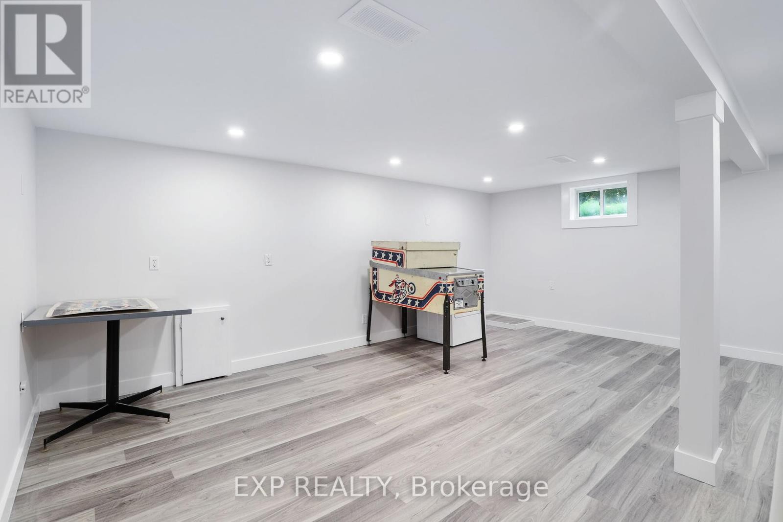 












1382 FISHER AVENUE

,
Ottawa,




Ontario
K2C1X1

