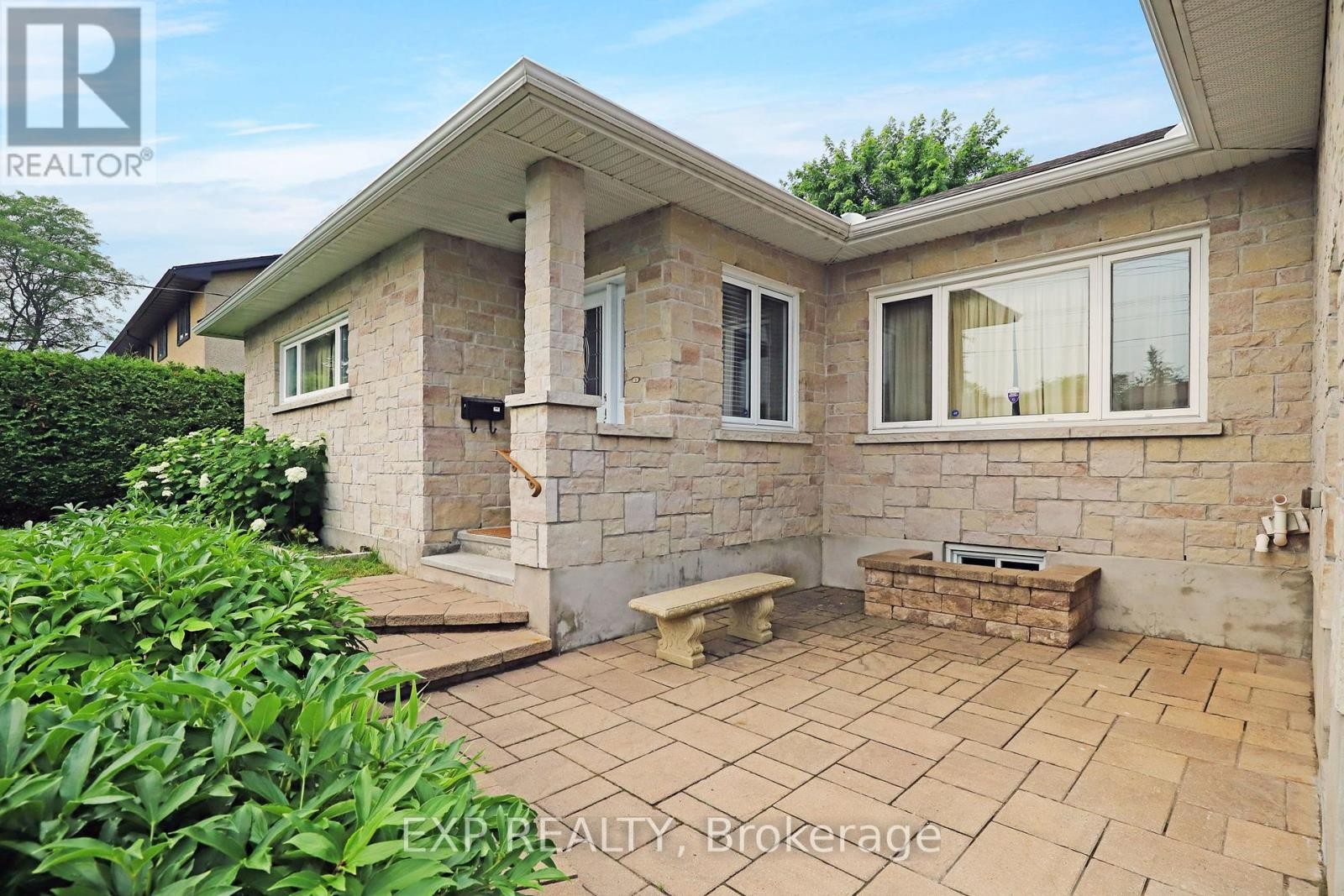 












1382 FISHER AVENUE

,
Ottawa,




Ontario
K2C1X1


