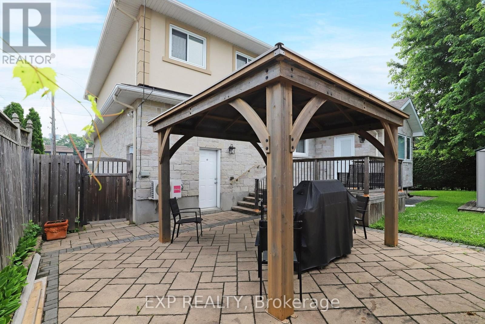 












1382 FISHER AVENUE

,
Ottawa,




Ontario
K2C1X1

