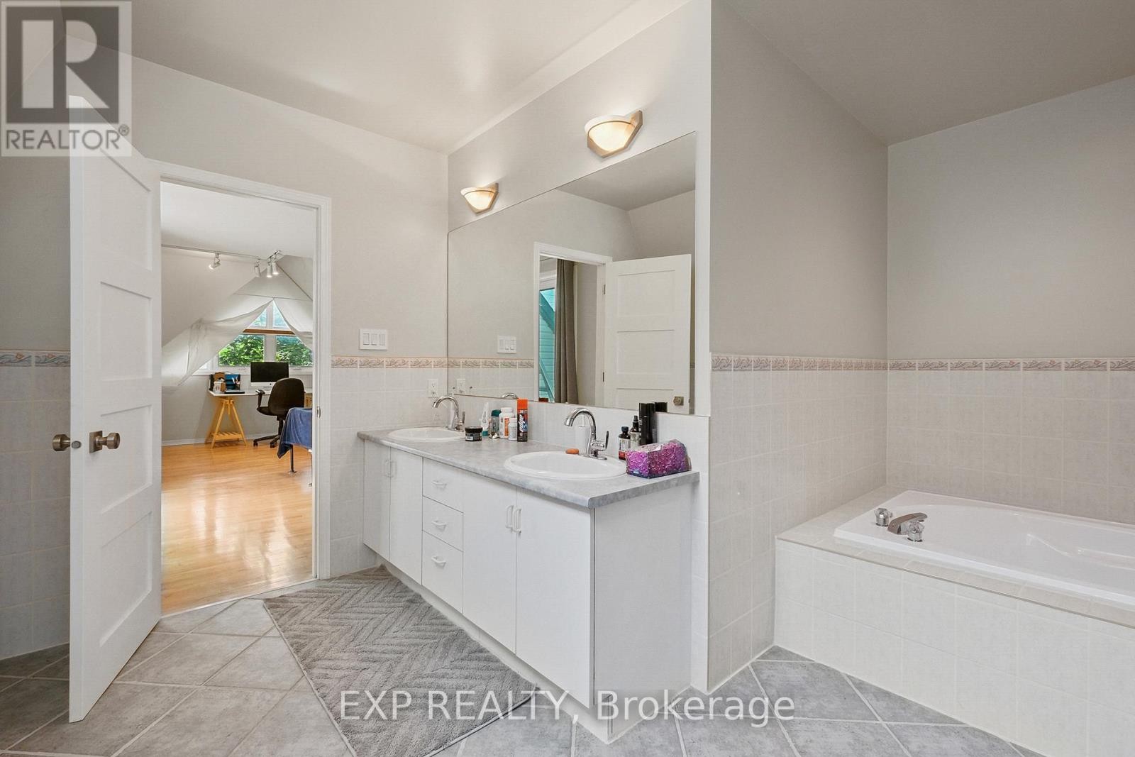 












489 SUNNYSIDE AVENUE

,
Ottawa,




Ontario
K1S0S8

