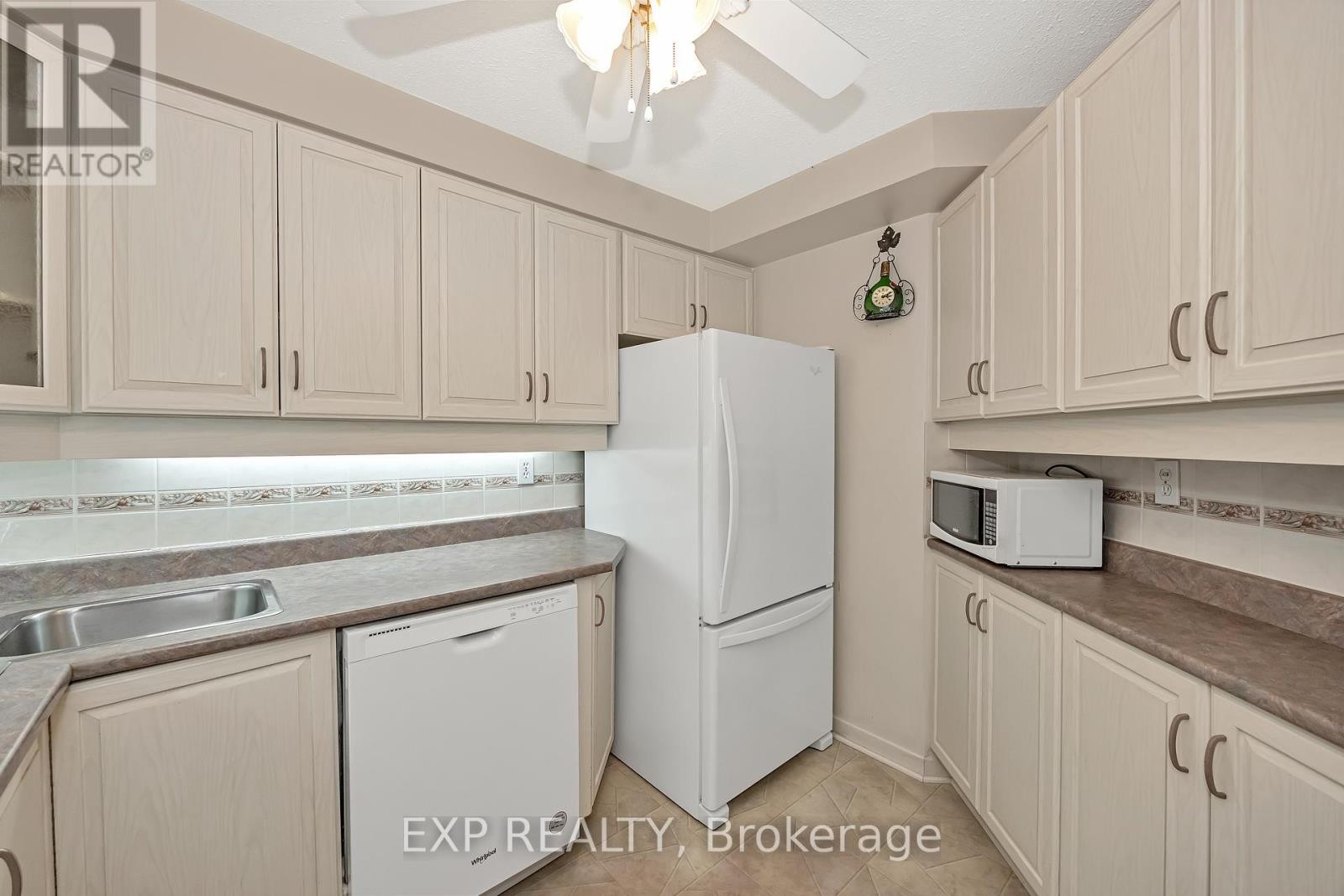 












712 - 80 SANDCASTLE DRIVE

,
Ottawa,




Ontario
K2H9E7

