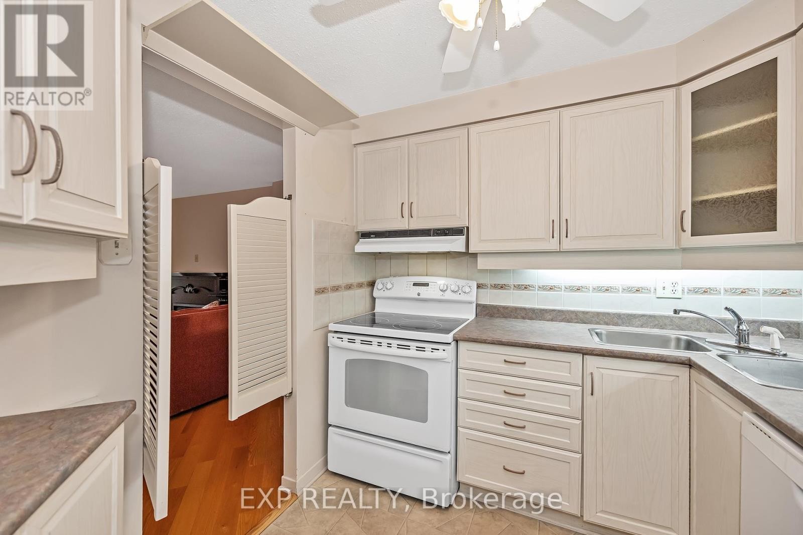 












712 - 80 SANDCASTLE DRIVE

,
Ottawa,




Ontario
K2H9E7


