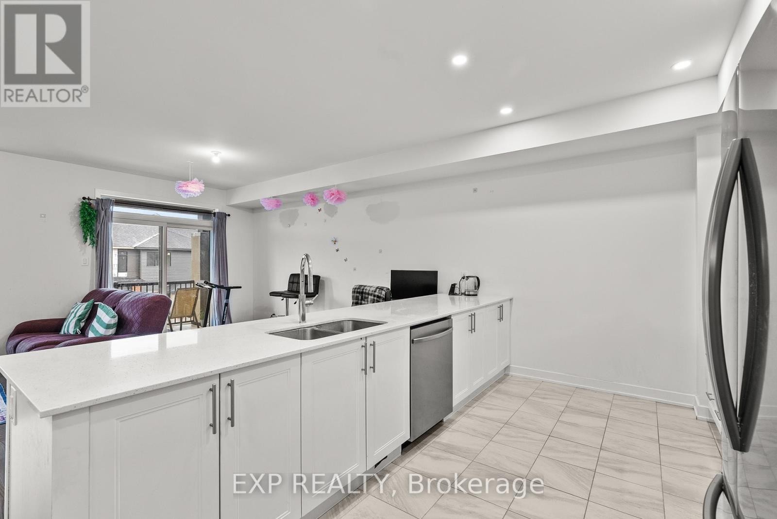 












870 ANCIANO CRESCENT

,
Ottawa,




Ontario
K2S2R8

