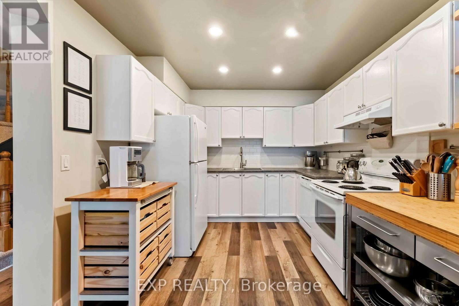 












84 ROYAL OAK COURT

,
Ottawa,




Ontario
K1T3P1

