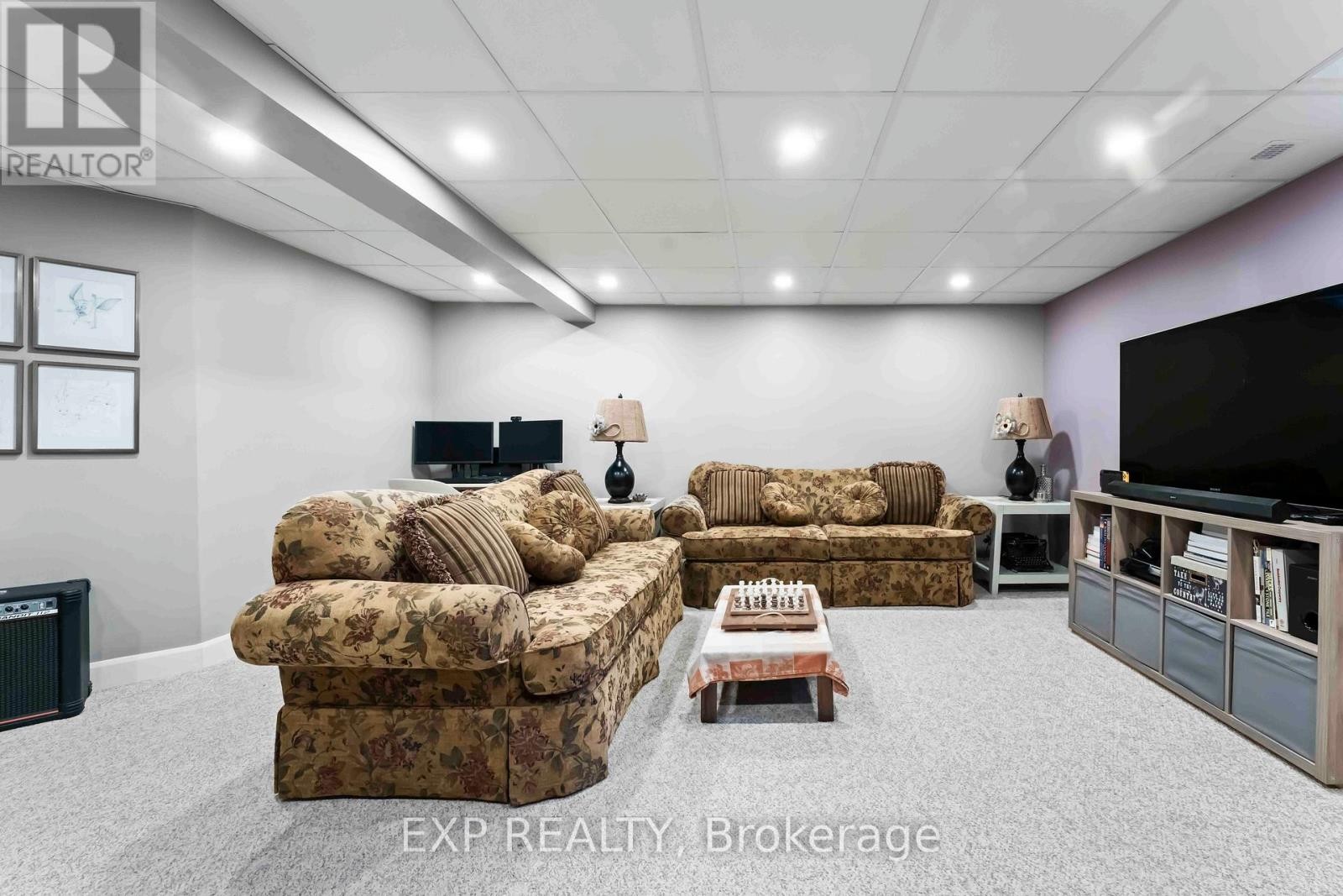 












84 ROYAL OAK COURT

,
Ottawa,




Ontario
K1T3P1

