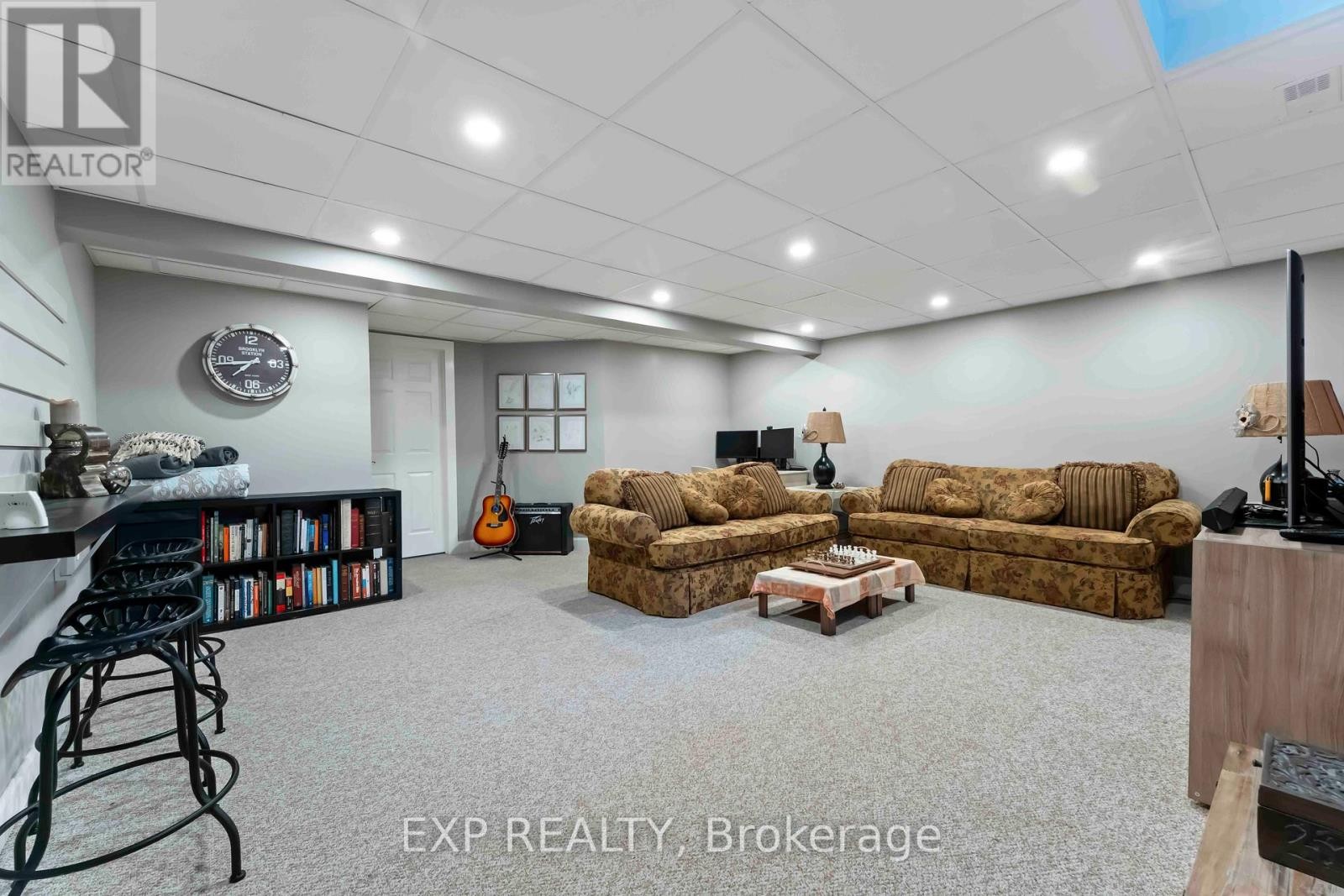 












84 ROYAL OAK COURT

,
Ottawa,




Ontario
K1T3P1

