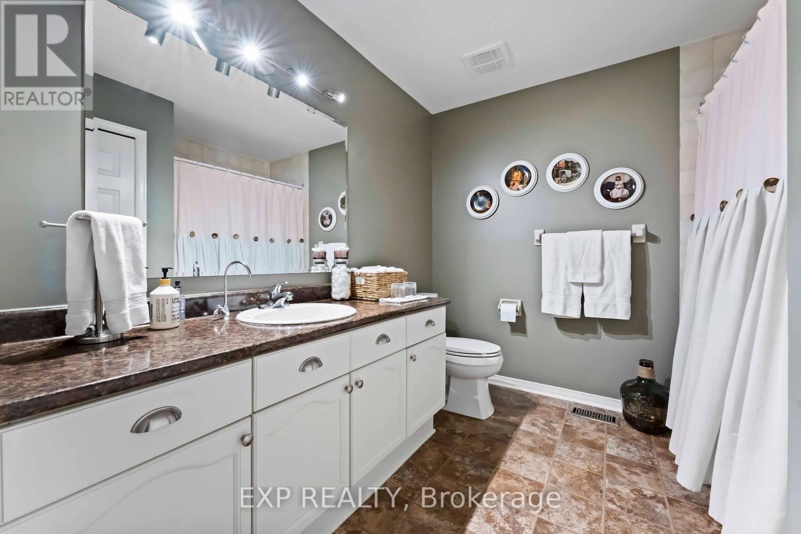 












84 ROYAL OAK COURT

,
Ottawa,




Ontario
K1T3P1

