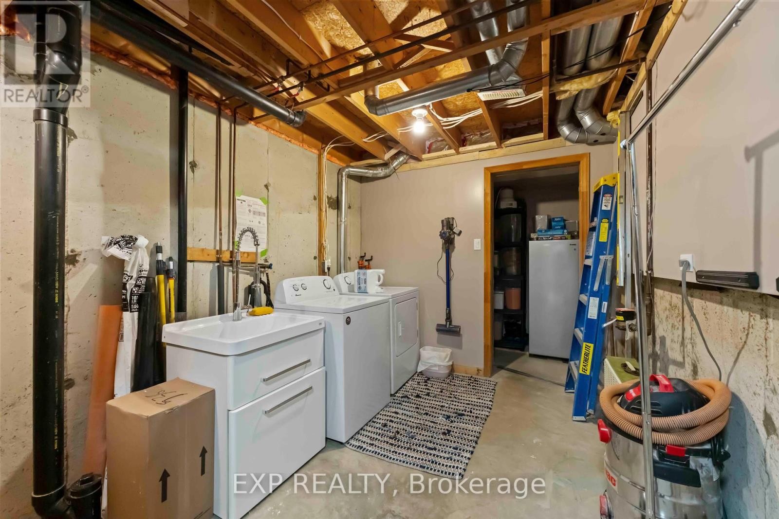 












84 ROYAL OAK COURT

,
Ottawa,




Ontario
K1T3P1

