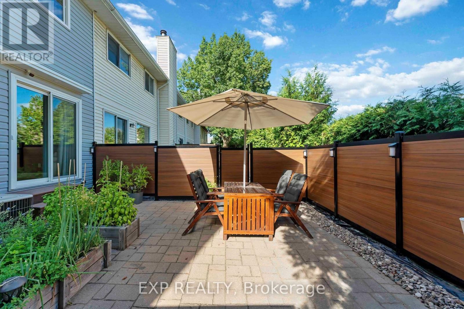 












84 ROYAL OAK COURT

,
Ottawa,




Ontario
K1T3P1


