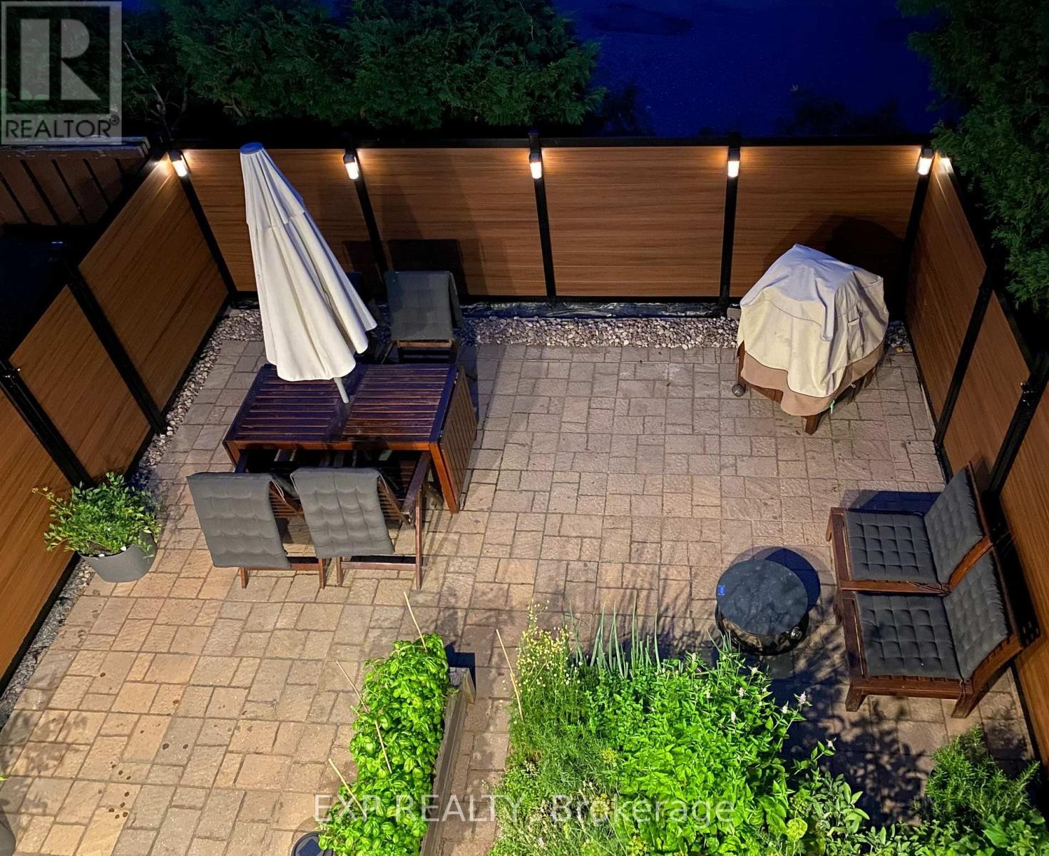 












84 ROYAL OAK COURT

,
Ottawa,




Ontario
K1T3P1

