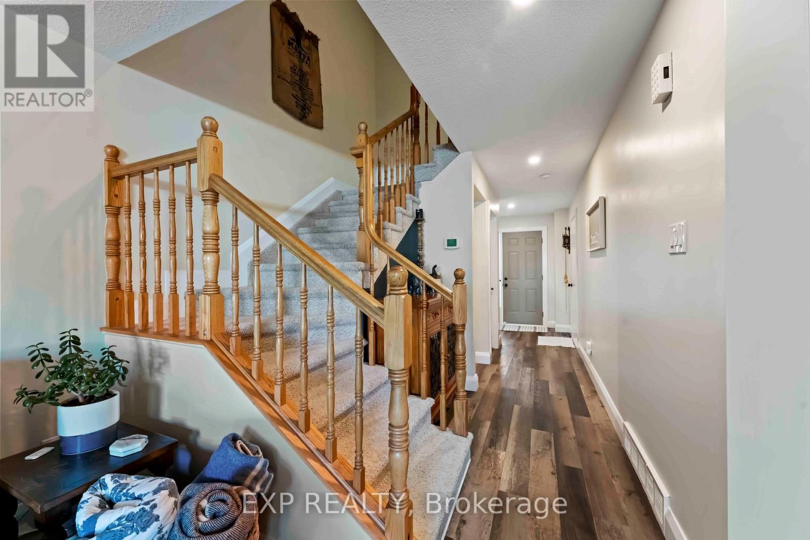 












84 ROYAL OAK COURT

,
Ottawa,




Ontario
K1T3P1


