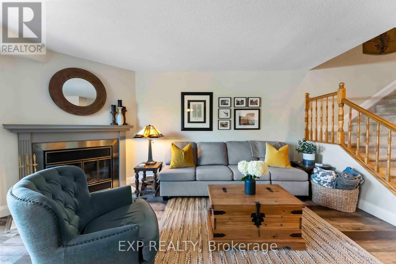 












84 ROYAL OAK COURT

,
Ottawa,




Ontario
K1T3P1

