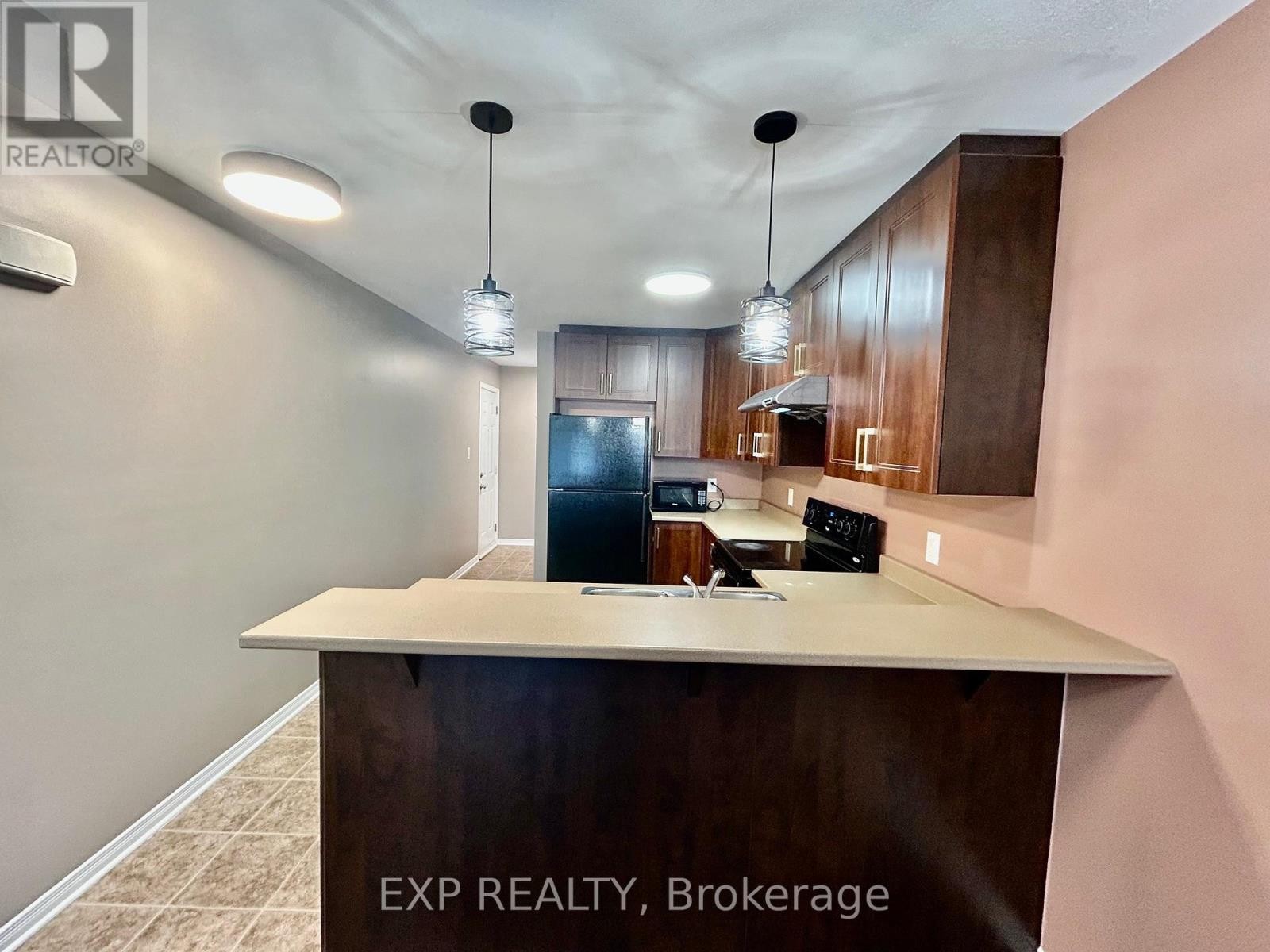 












3 - 208 SHANLY PRIVATE

,
Ottawa,




Ontario
K2J5X6

