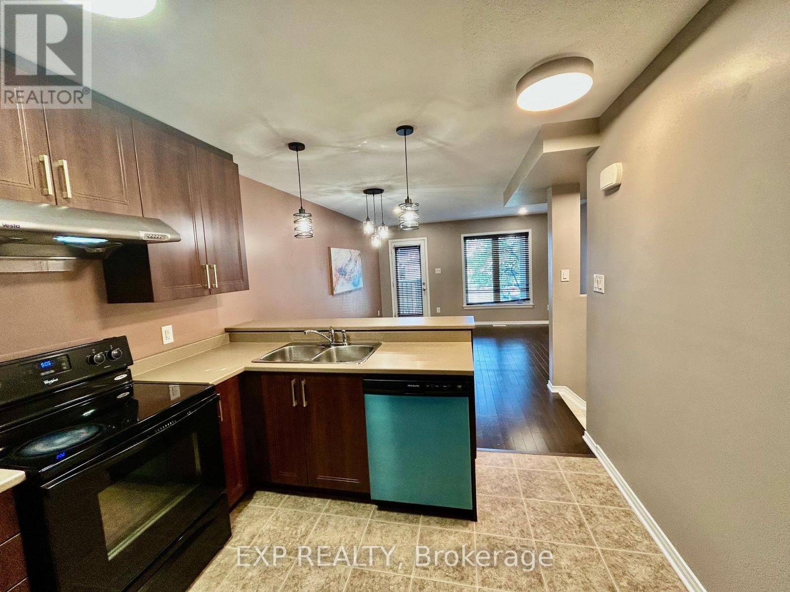 












3 - 208 SHANLY PRIVATE

,
Ottawa,




Ontario
K2J5X6

