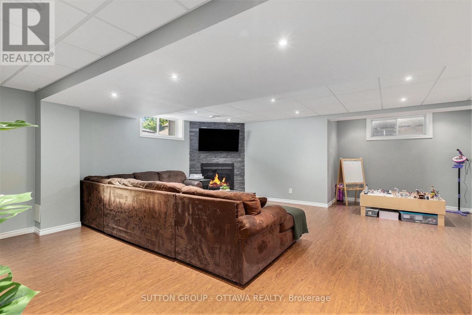 












56 HONORE CRESCENT

,
The Nation,




Ontario
K0A2M0

