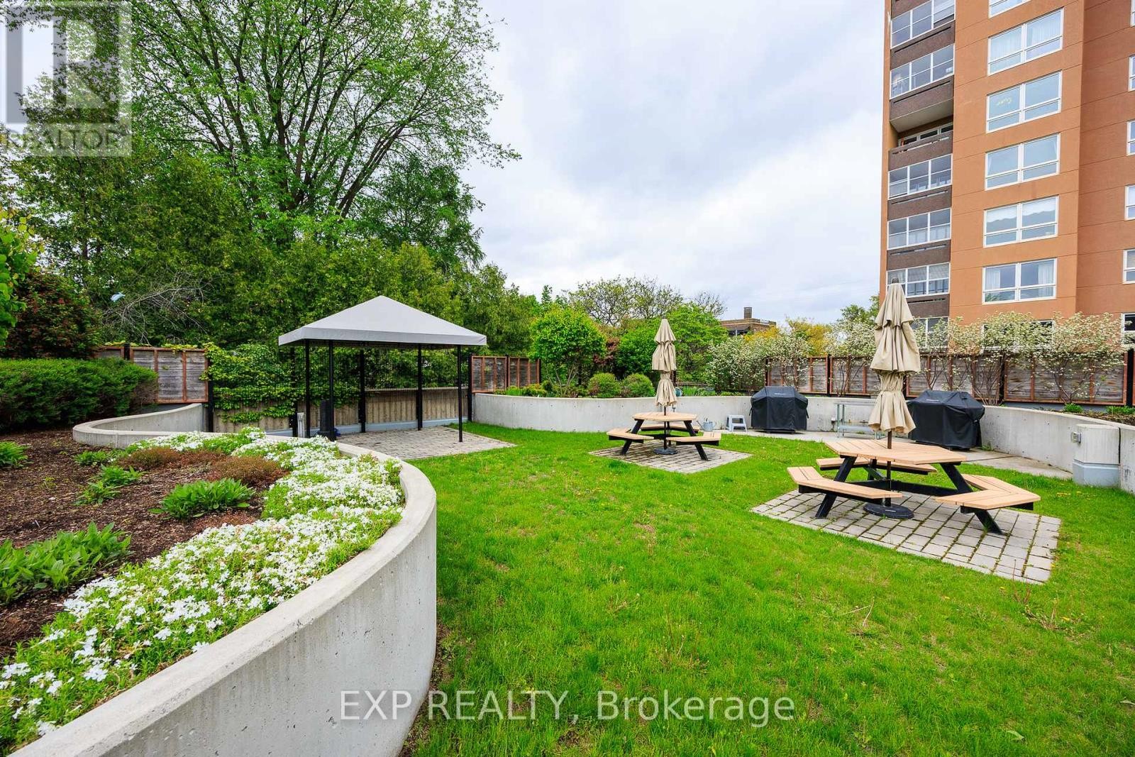 












1003 - 373 LAURIER AVENUE E

,
Ottawa,




Ontario
K1N8X6

