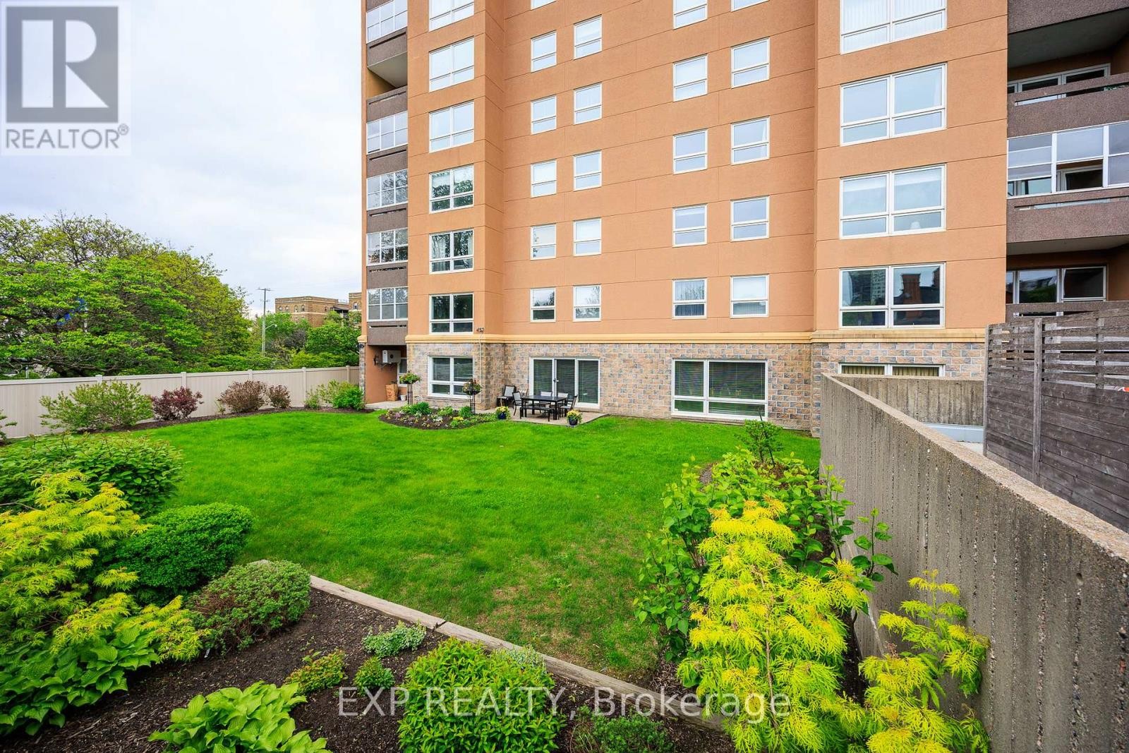 












1003 - 373 LAURIER AVENUE E

,
Ottawa,




Ontario
K1N8X6


