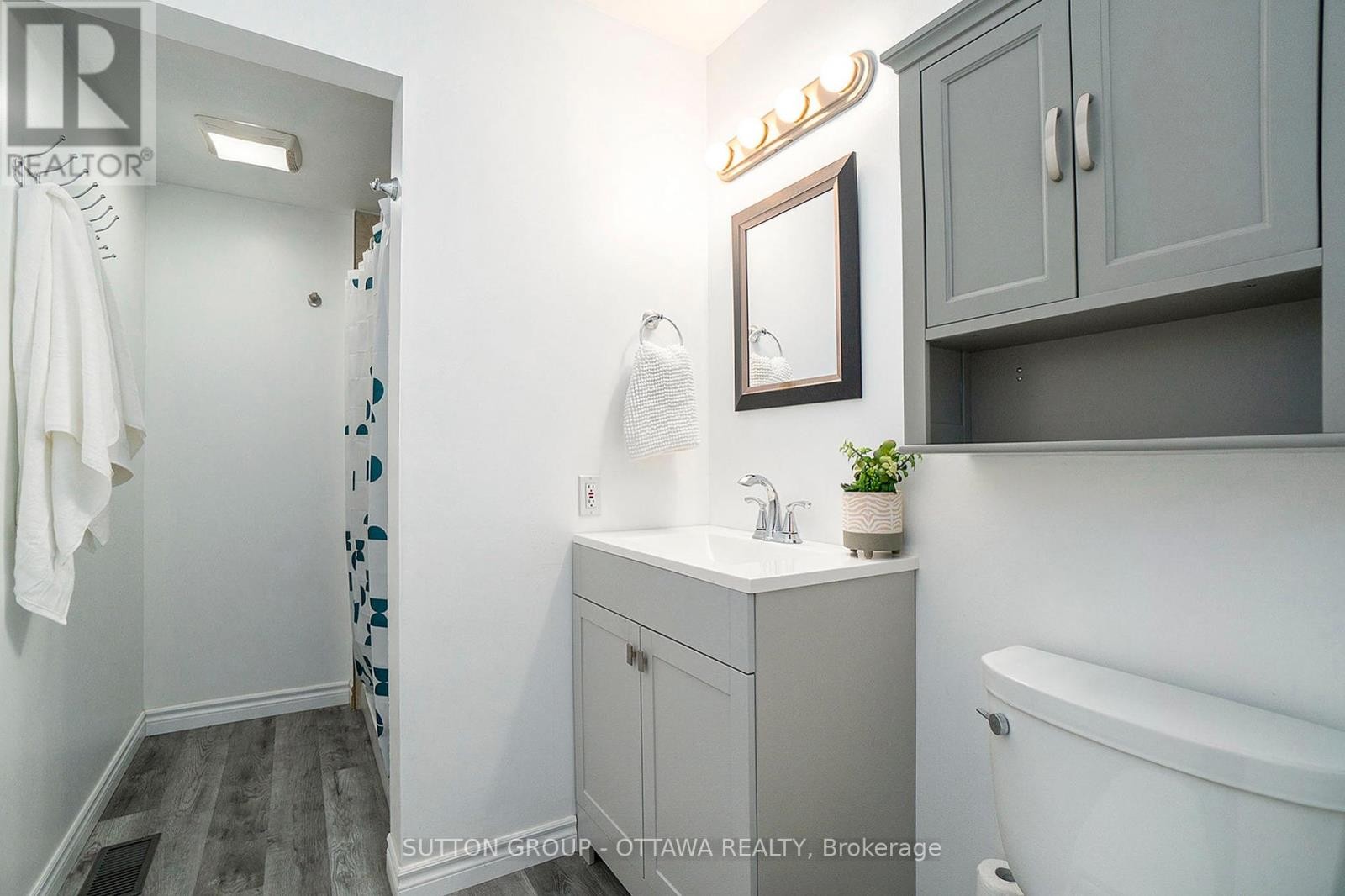 












13 DRAYTON PRIVATE

,
Ottawa,




Ontario
K1K4R1


