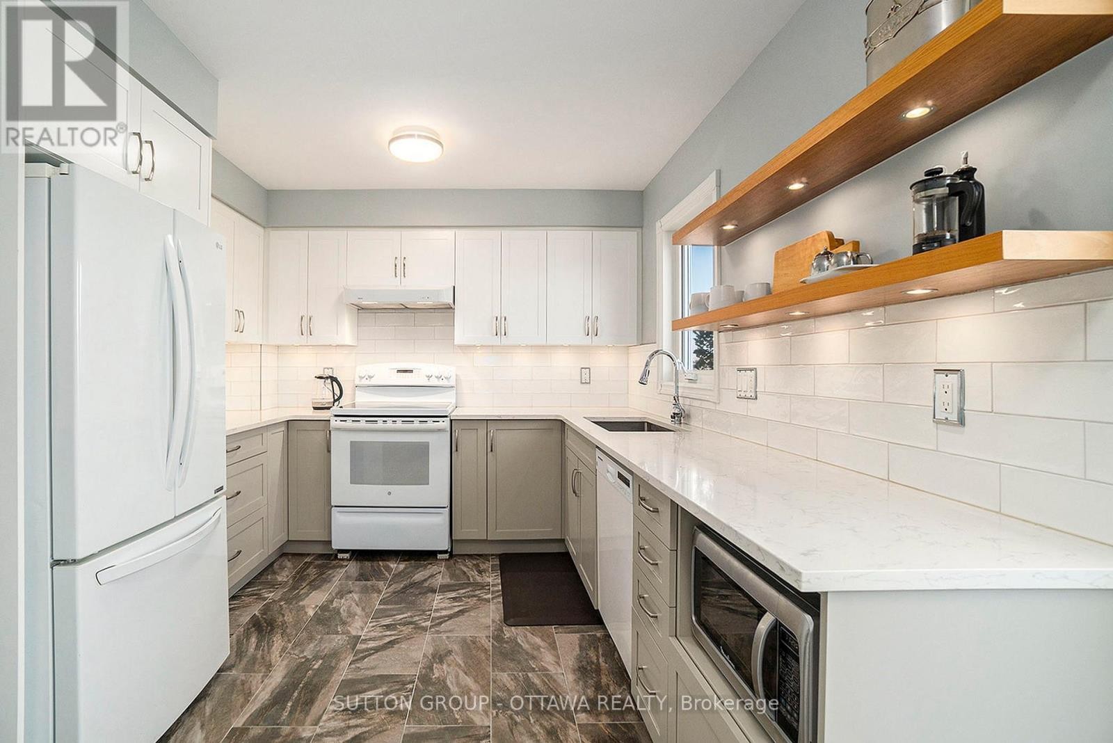 












13 DRAYTON PRIVATE

,
Ottawa,




Ontario
K1K4R1

