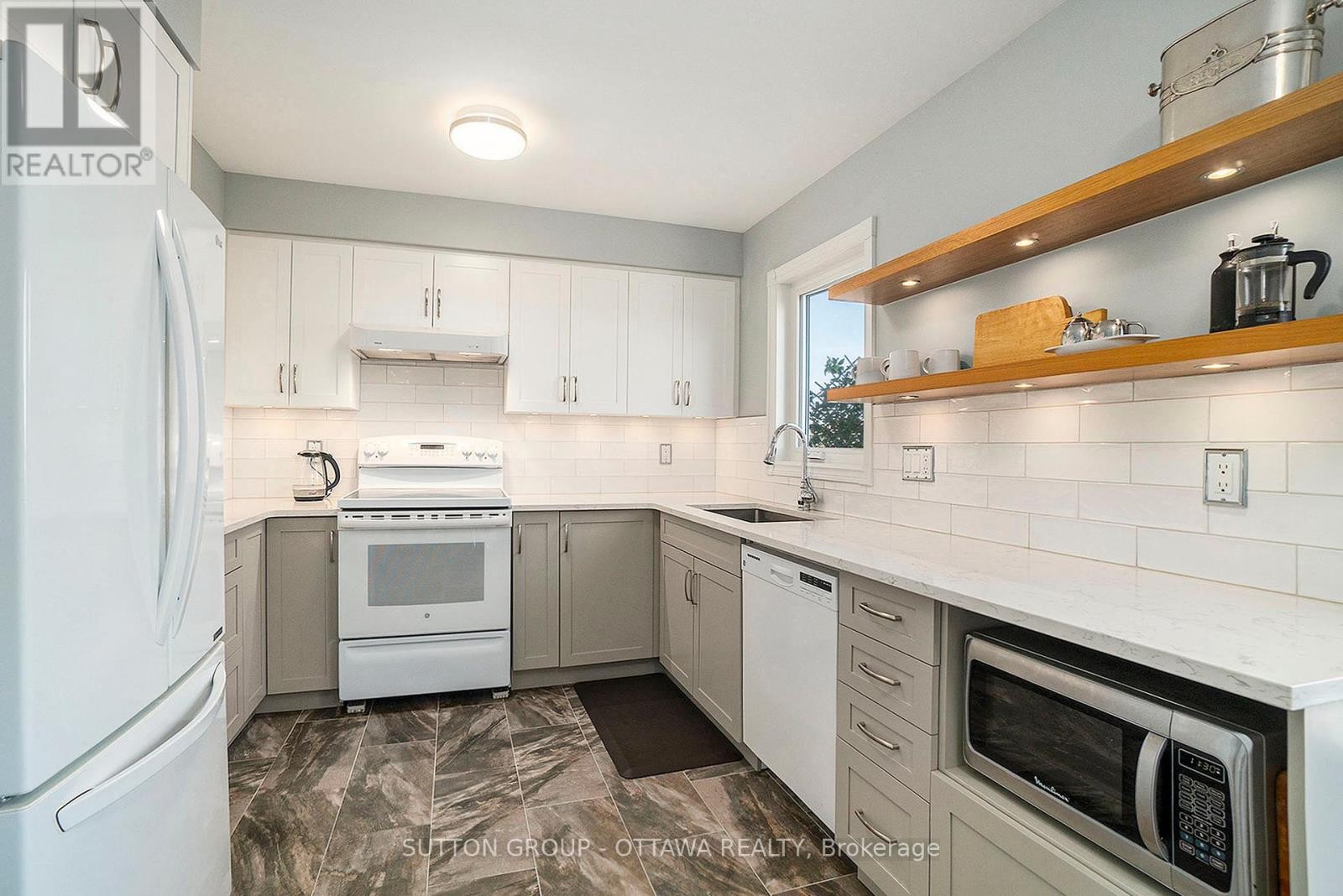 












13 DRAYTON PRIVATE

,
Ottawa,




Ontario
K1K4R1

