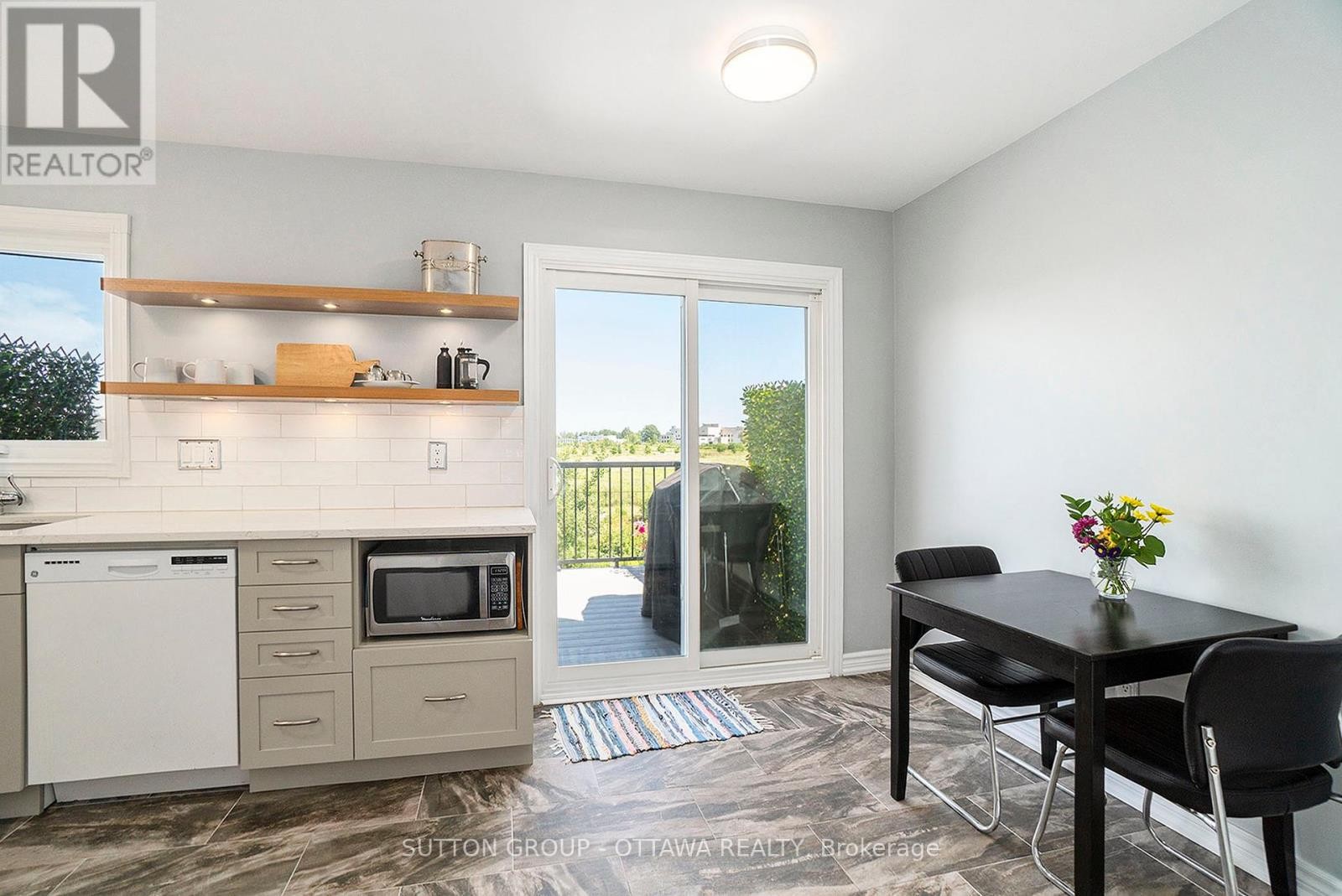 












13 DRAYTON PRIVATE

,
Ottawa,




Ontario
K1K4R1

