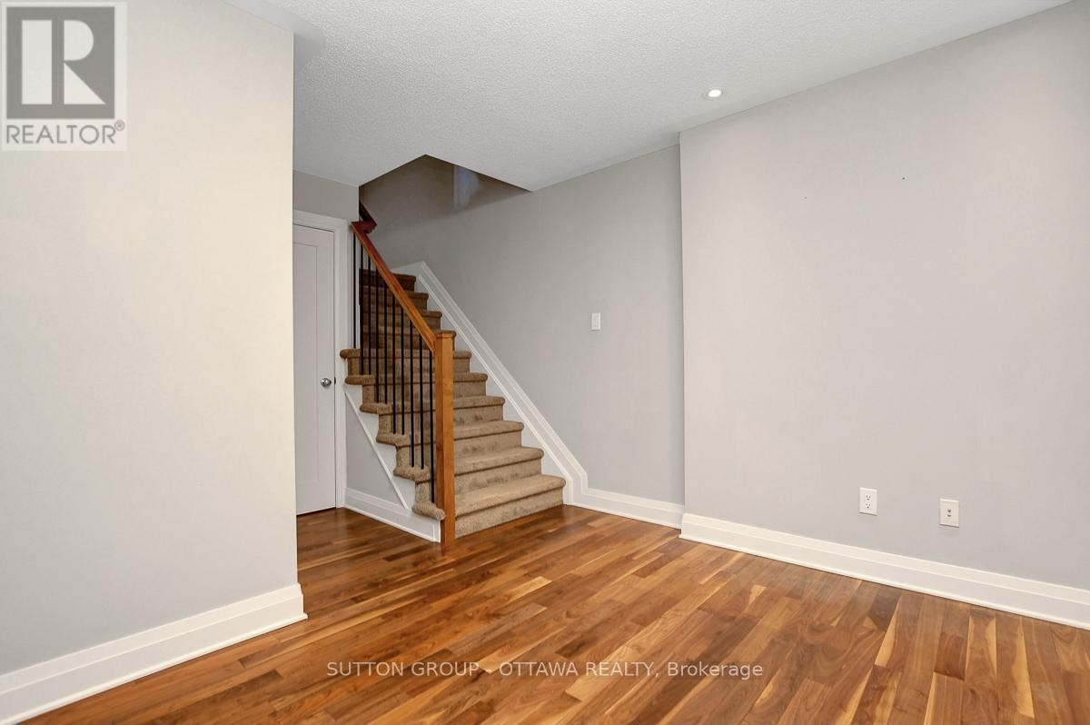 












120 NUTTING CRESCENT

,
Ottawa,




Ontario
K4M0C3

