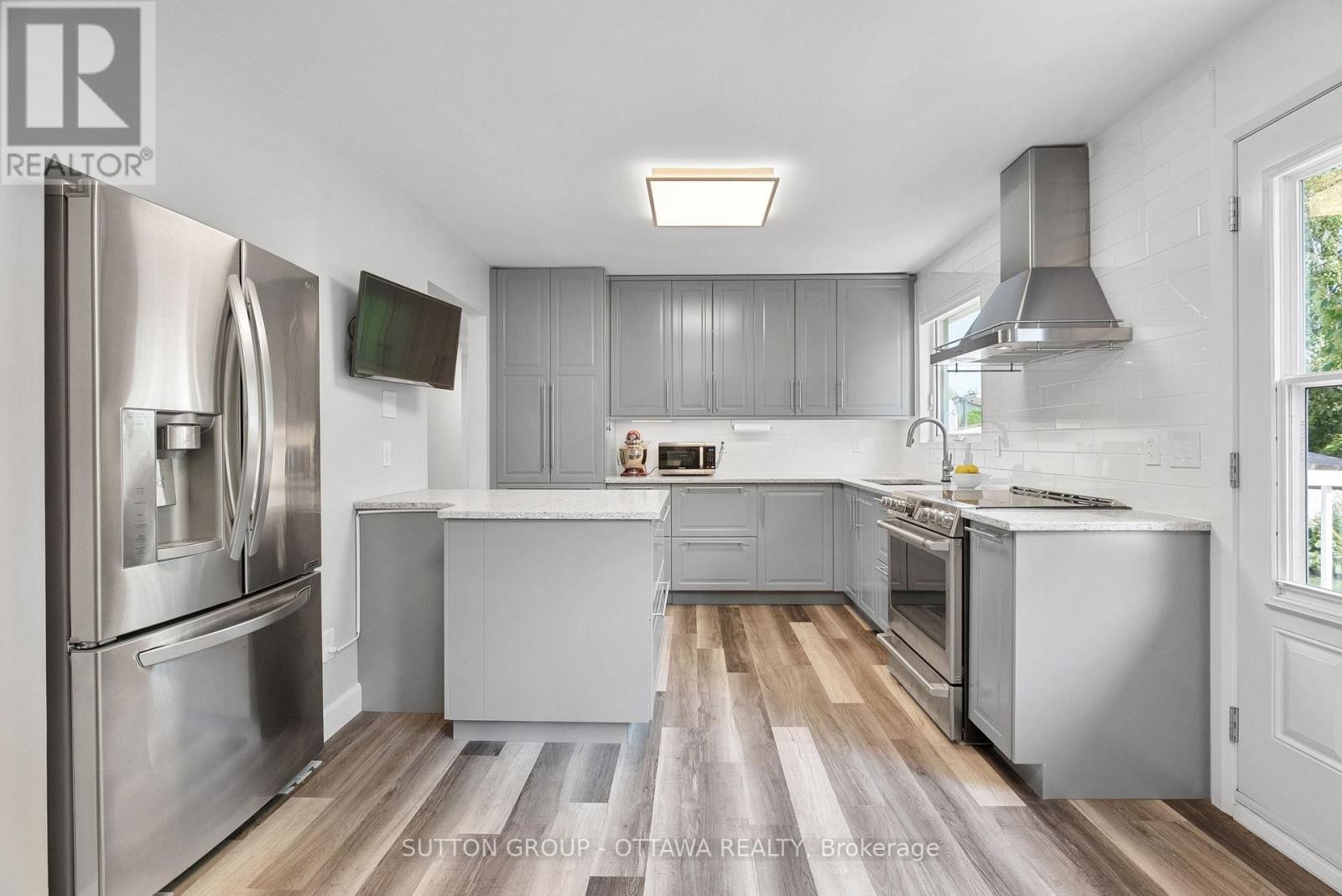 












32 FLINT COURT SW

,
Ottawa,




Ontario
K2J2S1

