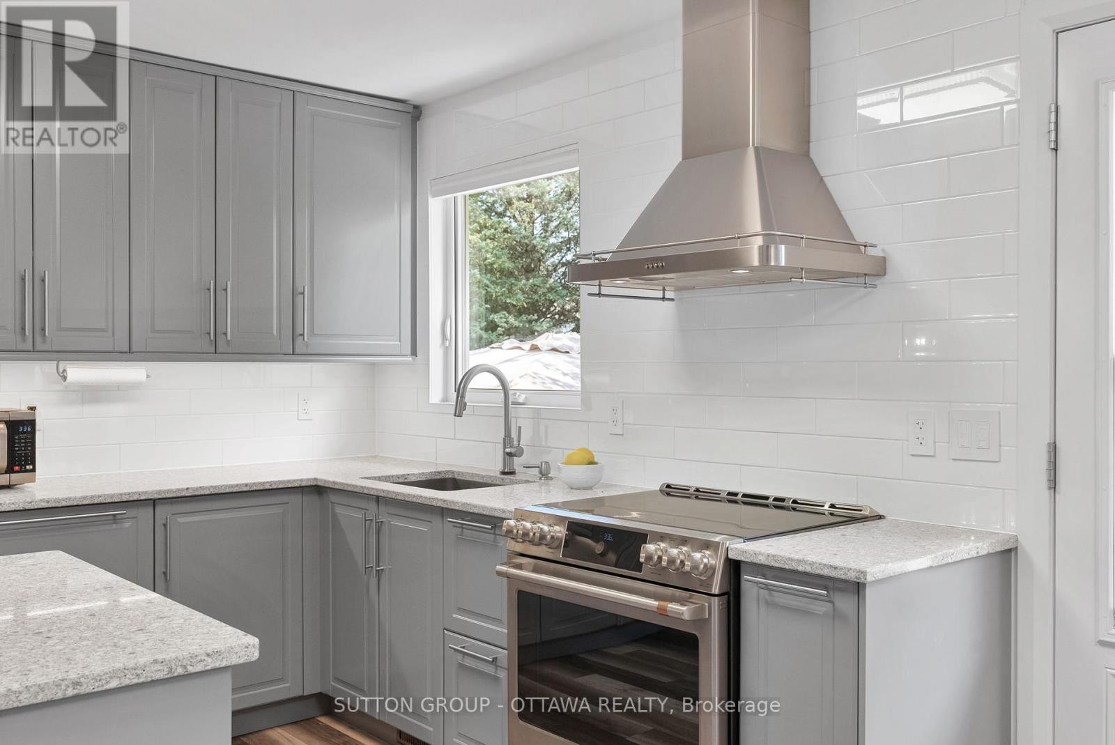 












32 FLINT COURT SW

,
Ottawa,




Ontario
K2J2S1

