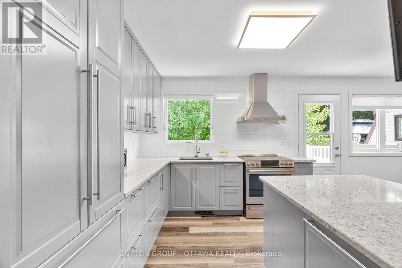 












32 FLINT COURT SW

,
Ottawa,




Ontario
K2J2S1

